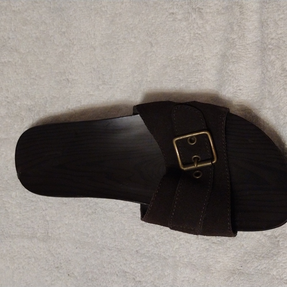 Old Navy, women's sandal with buckle strap in Brown. - Picture 3 of 5